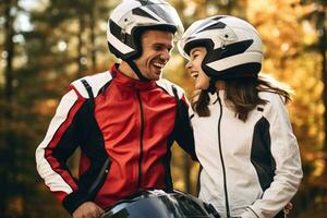 jung cool Paar tragen Motorrad Ausrüstung und Helme, ai generiert foto