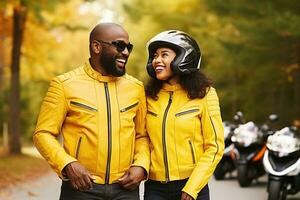 jung cool Paar tragen Motorrad Ausrüstung und Helme, ai generiert foto