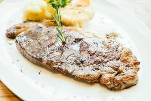 gegrilltes Rindersteak mit Gemüse foto