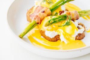 Eier Benedict mit Speck Twist Spargel foto