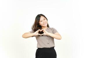zeigen Liebe Hand Zeichen von schön asiatisch Frau isoliert auf Weiß Hintergrund foto