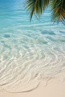 schön Palme Blatt Schatten auf abstrakt Weiß Sand Strand mit sonnendurchflutet Wasser Oberfläche ein perfekt Sommer- Ferien Hintergrund foto