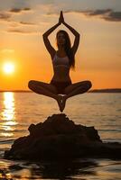 hoch Qualität Foto von ein schön Mädchen üben Yoga auf das Strand