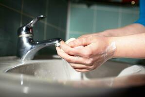 Händewaschen. Hände reinigen. Hygiene foto