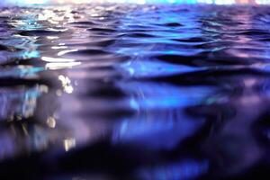 Blau und violett Wasser Oberfläche. foto