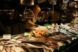 Fisch Verkäufer beim Markt foto