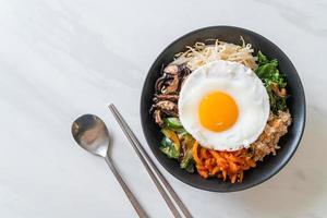 koreanischer scharfer Salat mit Reis traditionell koreanisches Essen oder Bibimbap foto