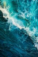 ehrfurchtgebietend Antenne Aussicht von turbulent Blau Wasser mit Wellen und Weiß Schaum Wappen - - ai generiert foto