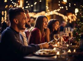 Menschen beim ein Tabelle feiern Weihnachten mit prickelnd funkelnd Beleuchtung foto