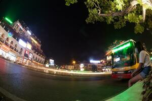 Nacht der Verkehr auf Hanoi Straße beim Nacht, Bewegung Aussicht foto