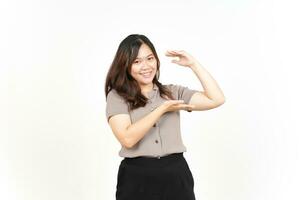 Messung und zeigen oder halten groß Zeichen von schön asiatisch Frau isoliert auf Weiß Hintergrund foto