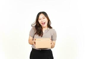 Holding-Paketkasten oder Karton der schönen asiatischen Frau lokalisiert auf weißem Hintergrund foto