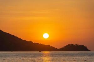 schöner sonnenuntergang am strand von patong, phuket, thailand foto