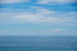 Meer mit blauem Himmel sonniger Tag foto