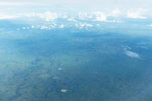 blaue Luftaufnahme der Landschaft foto