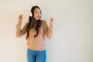 Porträt schöne junge asiatische Frauen glücklich genießen mit Musik hören foto