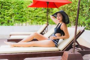 Porträt schöne junge asiatische Frauen glückliches Lächeln entspannen sich am Swimmingpool