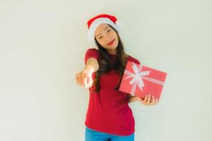 Porträt schöne junge asiatische Frauen tragen Weihnachtsmütze in Weihnachtsfest mit Geschenkbox foto