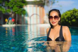 Porträt schöne junge asiatische Frauen glückliches Lächeln entspannen Außenpool im Resort