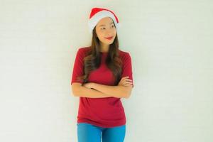 Porträt schöne junge asiatische Frauen mit Weihnachtsmütze zum Feiern in Weihnachten foto