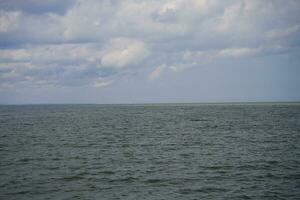 Landschaft von das Blau baltisch Meer im Polen und das Strand auf ein sonnig warm Tag foto