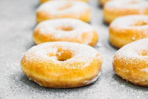 süßes Dessert mit vielen Donuts foto