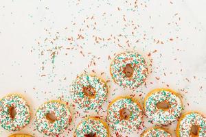 Donuts mit weißer Schokoladencreme und Zucker bestreuen foto