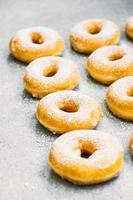 süßes Dessert mit vielen Donuts foto