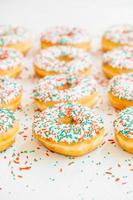 Donuts mit weißer Schokoladencreme und Zucker bestreuen foto