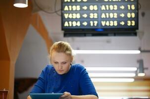 Frau mit Touchpad im das warten Zimmer foto