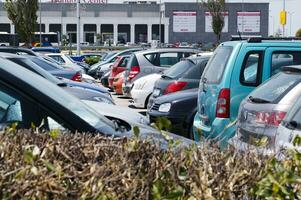 Autos geparkt im ein Open-Air Auto Park foto