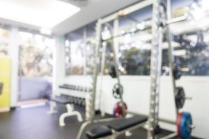 abstrakte Unschärfe und defokussierte Sport-Fitnessgeräte im Fitnessstudio foto