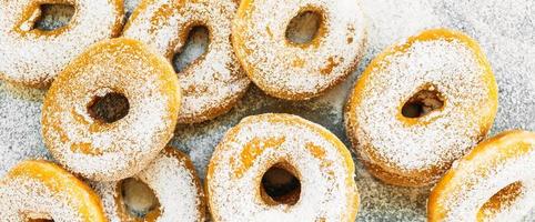 süßes Dessert mit vielen Donuts foto