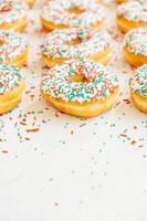 Donuts mit weißer Schokoladencreme und Zucker bestreuen foto