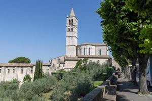 Panorama der Basilika Santa Chiara di Assisi foto