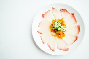 roher frischer Hamaji-Fischfleisch-Sashimi in weißer Platte foto