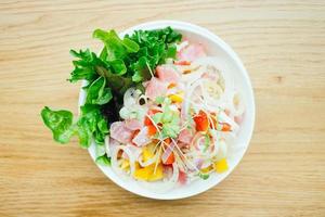 roher und frischer Thunfisch mit Gemüsesalat
