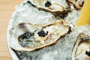 rohe und frische Auster mit Kaviar und Zitrone foto