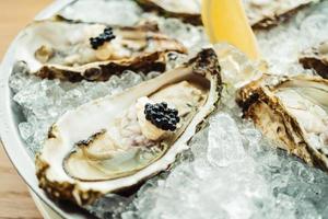 rohe und frische Auster mit Kaviar und Zitrone foto