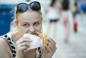 junge Frau essen foto