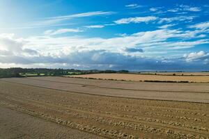 hoch Winkel Panorama- Landschaft Aussicht von britisch landwirtschaftlich Bauernhöfe beim Landschaft Landschaft von Spitzer Klöppel, Luton Stadt von England Vereinigtes Königreich. Aufnahmen gefangen auf August 19., 2023 foto