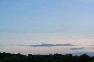 hoch Winkel Panorama- Landschaft Aussicht von britisch landwirtschaftlich Bauernhöfe beim Landschaft Landschaft von Spitzer Klöppel, Luton Stadt von England Vereinigtes Königreich. Aufnahmen gefangen auf August 19., 2023 foto