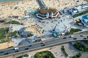 Ariel Aufnahmen von attraktiv Tourist Ziel beim Bournemouth Stadt sandig Strand und Ozean von England großartig Großbritannien, Antenne Aufnahmen gefangen mit Drohnen Kamera auf August 23., 2023 während sonnig Tag. foto