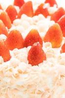 Vanillekuchen Dessert mit Erdbeere an der Spitze foto