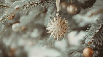 generativ ai, Weihnachten und Neu Jahr Bälle im das Tanne Baum Geäst, Ferien Konzept, festlich Winter Jahreszeit Hintergrund foto