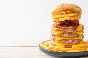 Schweinefleisch-Hamburger oder Schweinefleisch-Burger mit Käse, Speck und Pommes frites foto