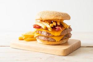 Schweinefleisch-Hamburger oder Schweinefleisch-Burger mit Käse, Speck und Pommes frites foto