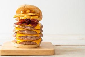 Schweinefleisch-Hamburger oder Schweinefleisch-Burger mit Käse, Speck und Pommes frites foto