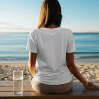 ai generiert Frau sitzen auf das Strand Cafe, tragen ein leer Weiß T-Shirt, gegenüber rückwärts foto