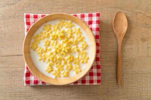 Vollkorn-Müsli mit frischer Milch zum Frühstück foto